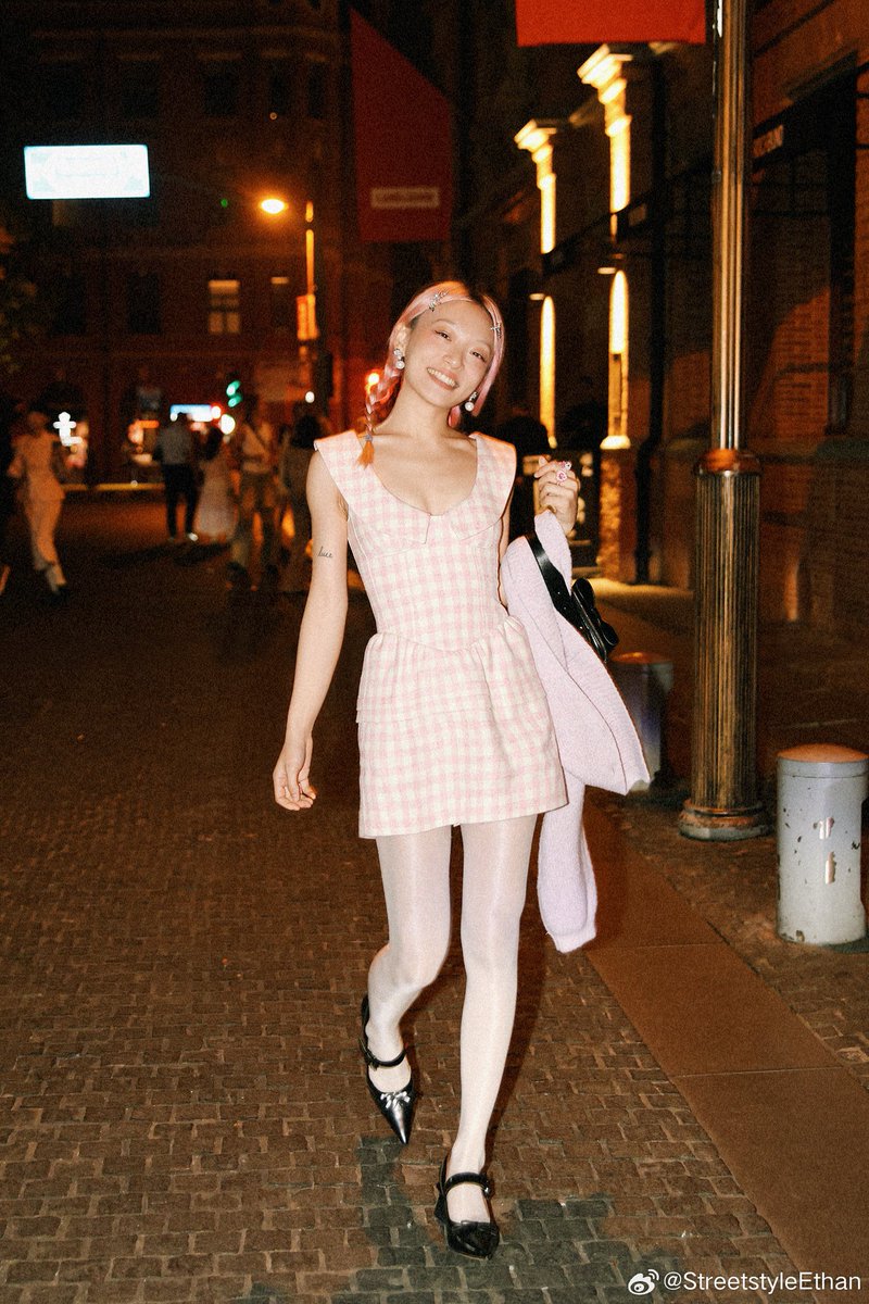 cafewindows's tweet photo. I live for shanghai street style.. peek margaret zhang 👀 https://t.co/oBlOttGm4z