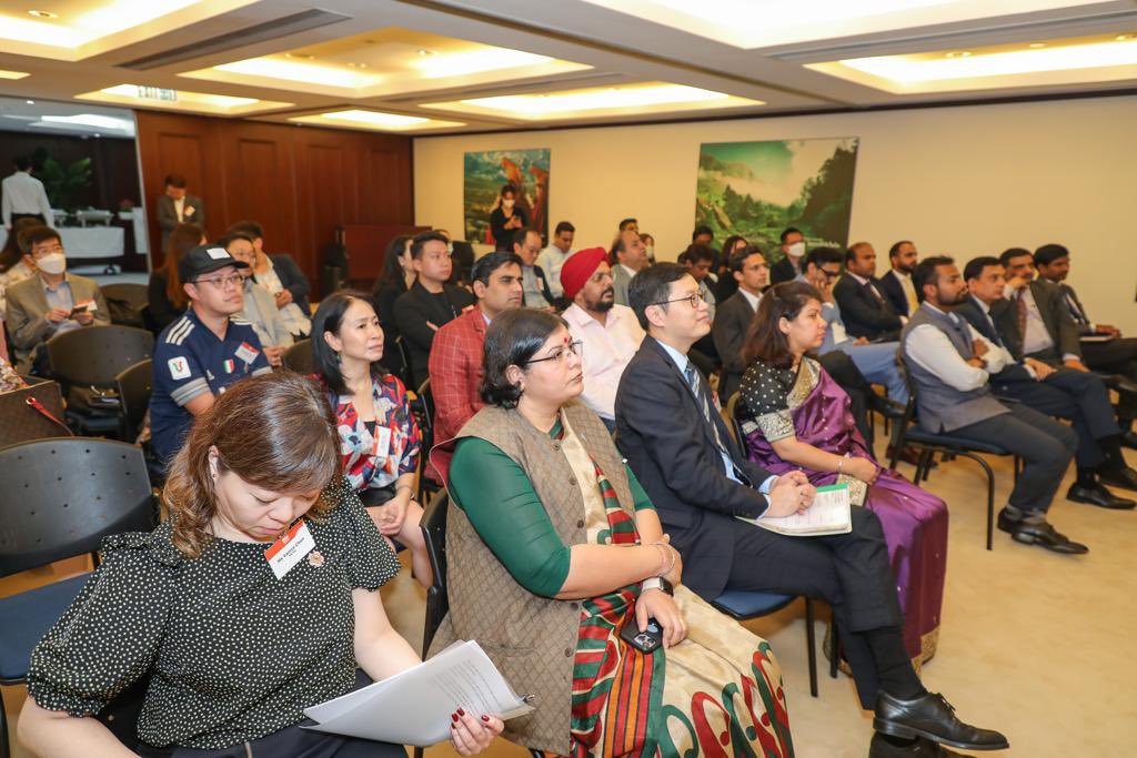 At a hybrid Buyer-Seller meet attended by 🇭🇰 &amp; 🇮🇳 companies and representatives of Indian banks, <a href="/investindia/">Invest India</a>, <a href="/Sepc_India/">SEPC India</a>,<a href="/escnewdelhi/">ESC INDIA</a> &amp; <a href="/EssciIndia/">ESSCI</a>, <a href="/CGIHongKong/">India in Hong Kong</a> released a booklet on ‘Investment Opportunities in India’

<a href="/MEAIndbiz/">EH</a> <a href="/DoC_GoI/">Dept of Commerce, GoI</a>