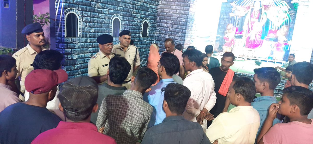 PoliceDurg's tweet image. ▪️ दुर्ग पुलिस के द्वारा लगातार दुर्गा पंडाल में की जा रही हैं पैदल पेट्रोलिंग।

▪️ दुर्गा पांडाल का सुरक्षा व्यवस्था का जायजा लेकर समितियां को दिया जा रहा है आवश्यक दिशा निर्देश।
#paidalpatrolling #durgpolice