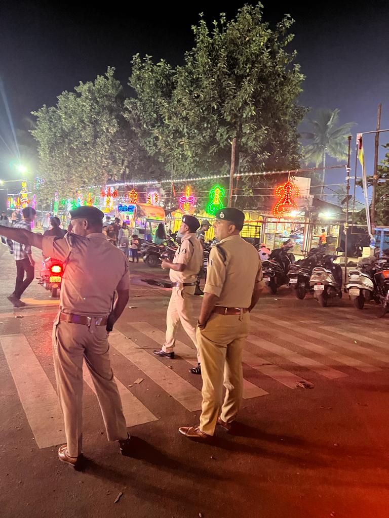 PoliceDurg's tweet image. ▪️ दुर्ग पुलिस के द्वारा लगातार दुर्गा पंडाल में की जा रही हैं पैदल पेट्रोलिंग।

▪️ दुर्गा पांडाल का सुरक्षा व्यवस्था का जायजा लेकर समितियां को दिया जा रहा है आवश्यक दिशा निर्देश।
#paidalpatrolling #durgpolice