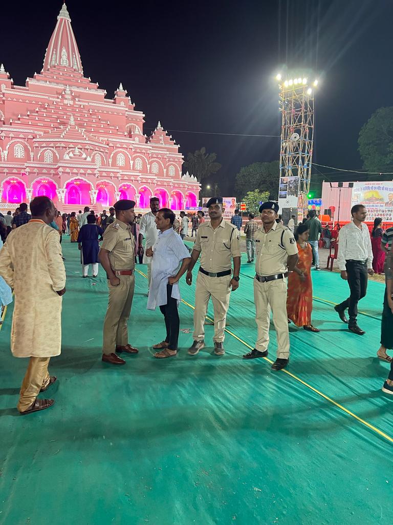 PoliceDurg's tweet image. ▪️ दुर्ग पुलिस के द्वारा लगातार दुर्गा पंडाल में की जा रही हैं पैदल पेट्रोलिंग।

▪️ दुर्गा पांडाल का सुरक्षा व्यवस्था का जायजा लेकर समितियां को दिया जा रहा है आवश्यक दिशा निर्देश।
#paidalpatrolling #durgpolice