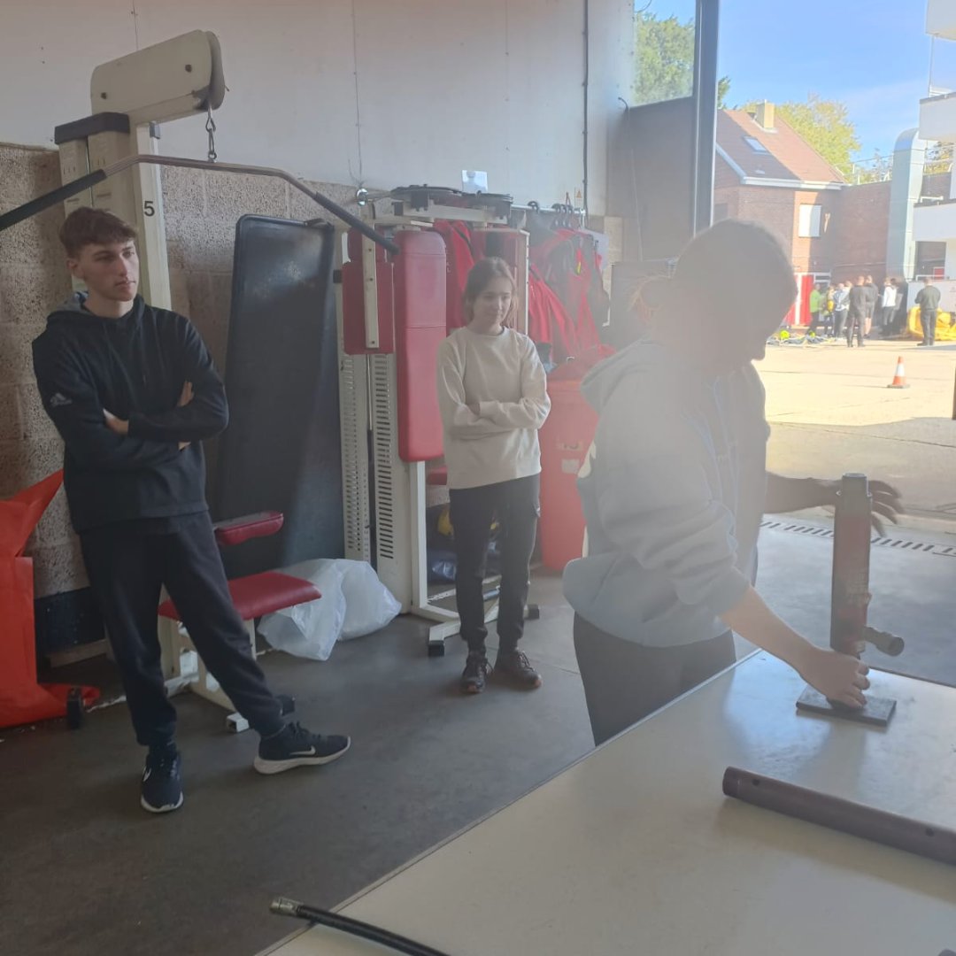 ChichesterFire's tweet image. Green watch today had the pleasure of hosting the Chichester College Group International public services course for a taster day around of the role of a Fire Fighter. #community #futurefirefighter