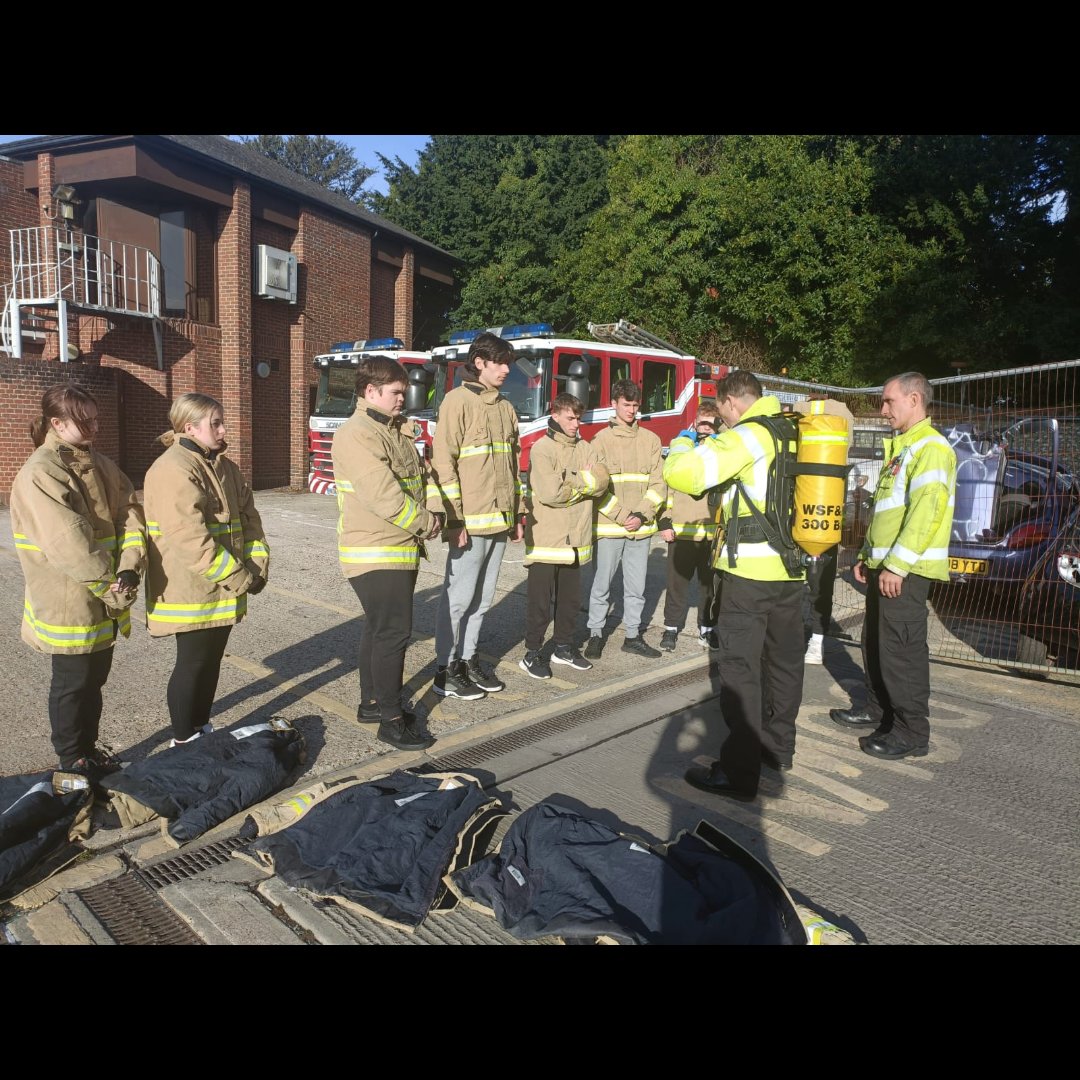 ChichesterFire's tweet image. Green watch today had the pleasure of hosting the Chichester College Group International public services course for a taster day around of the role of a Fire Fighter. #community #futurefirefighter