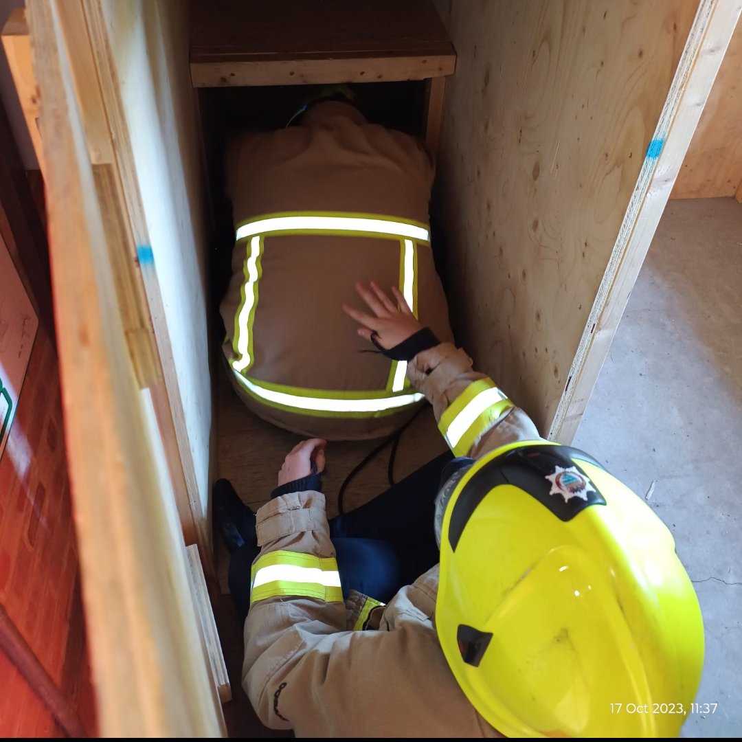 ChichesterFire's tweet image. Green watch today had the pleasure of hosting the Chichester College Group International public services course for a taster day around of the role of a Fire Fighter. #community #futurefirefighter
