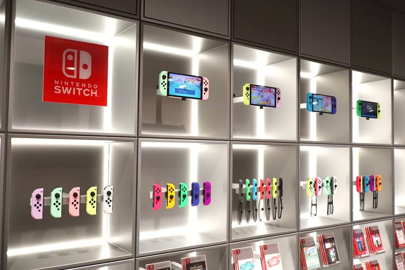 Stealth40k's tweet photo. Nintendo Kyoto is officially open. 

Nintendo confirmed that customers can buy any combination of Joy-Con they want to customize their Switch. https://t.co/5MbV1qdw2X