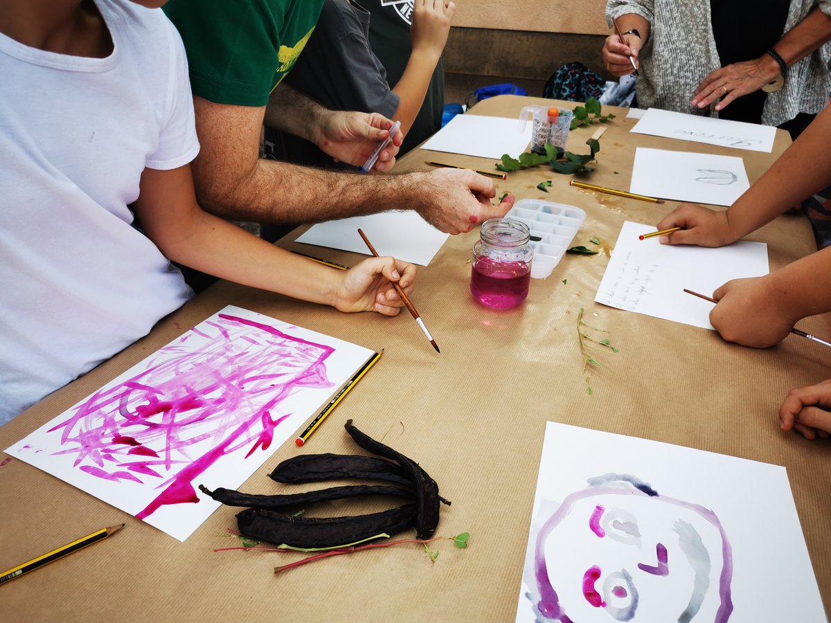 FundCosmeBauca's tweet photo. Els alumnes han vist manuscrits escrits per Mn. Cosme Bauçà, així com els seus estris personals d’escriptura. Així, després els infants han fet la seva pròpia tinta amb plantes, ferro i goma aràbiga! Finalment, han pogut escriure i experimentar amb les tintes que han fet. https://t.co/YcFjAHtivC