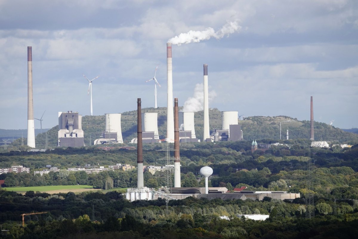 fotoaufnahme's tweet photo. Wer oben auf der #Halde #Haniel steht, kann bei guter Sicht weit sehen. Wir schauen dann mal auf das #Kohlekraftwerk #Scholven in Gelsenkirchen. Einen schönen Tag noch.. https://t.co/1apsWvx21v
