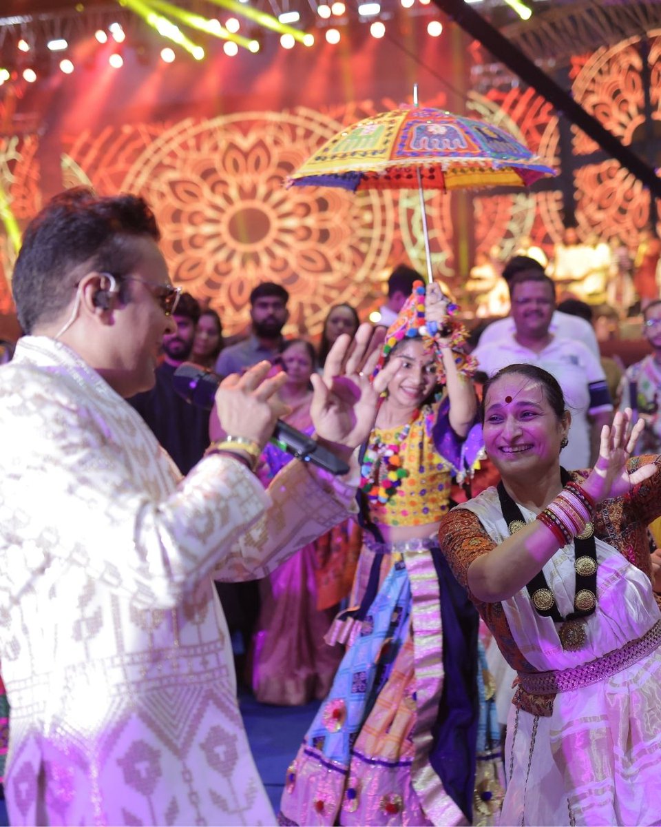 RangiloRe's tweet photo. Khelaiyas Of Day 2 Who lit up At Rangilo Re 2023.🌟🔥
Book your tickets now for an unforgettable night of music and dance. 💃🕺 
Tag your squad and join the Garba fever.🔥 
@parthivgohil
#parthivgohil #nescoevents #rangilore #mumbainavratri
#MusicalMagic https://t.co/lT8xt9vJv5