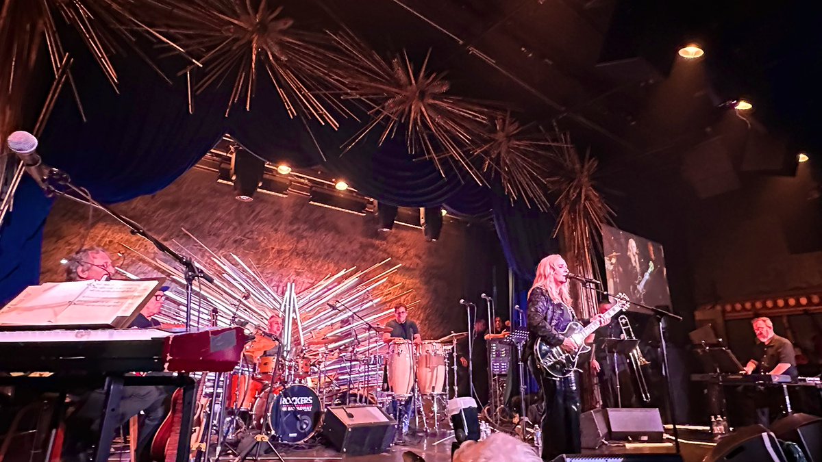 LovesMEmoore's tweet photo. Congratulations @metheridge on your lifetime achievement award!! Well deserved. It was an honor to witness last nights event!  We had a blast ✌🏼&amp;❤️ @JersyGirlLuvsME https://t.co/8yFbXorCS6