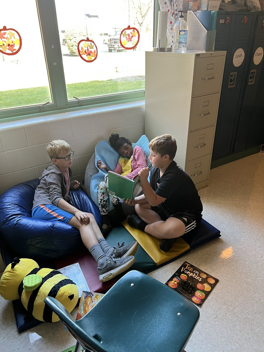 KateBrosch's tweet photo. Big shout out to our 5th grade friends who come and read with us every Friday! #MIStrong @principalmesser https://t.co/qvaLIKvRRc