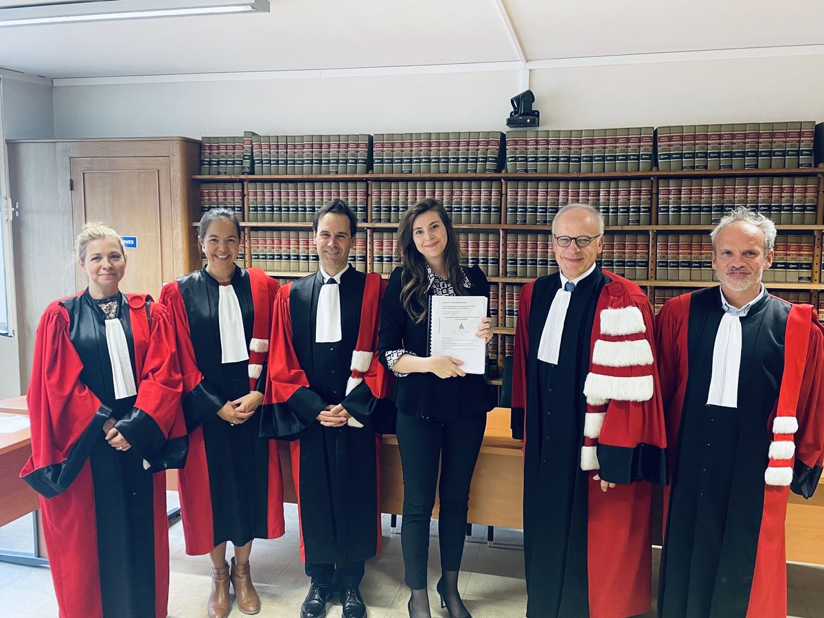 Nos félicitations à <a href="/CarlottaGradin/">Carlotta Gradin, PhD</a> qui a soutenu la semaine dernière sa thèse de doctorat en droit sur l'encadrement juridique européen et international des cyberviolences, préparée sous la codirection des professeurs <a href="/OFrouville/">Olivier de Frouville</a> et Fabrice Picod à <a href="/AssasUniversite/">Panthéon-Assas université</a> 👏🎓