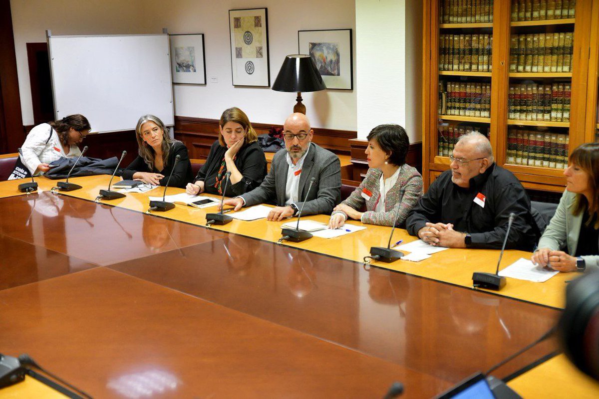 LilithVerstryng's tweet photo. Llamar a las cosas por su nombre es el primer paso para resolverlas. Lo que está ocurriendo en Gaza es un genocidio.

Nos reunimos con @Mundubat organizaciones de derechos humanos para pedir respuestas a la crisis humanitaria y que se rindan cuentas ante la justicia internacional https://t.co/hmvi51khm9