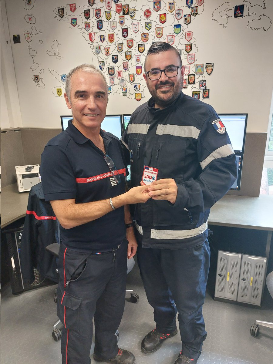 L_Courtial's tweet photo. @honore_vincent remise officielle du nouvel insigne du @SDISPompiers07 à l'équipe DIREX de l'@ECASCVALABRE par  DDA07,  RP FDF5-4-23. https://t.co/zUaT0k3Eyx