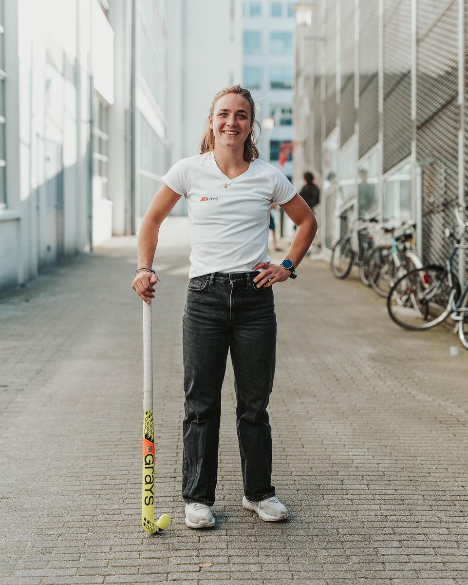 GraysHockey's tweet photo. Eindhoven - City of Champions. 

Back from a thrilling Euros triumph, we caught up with our gold medalist Lisa Post in her hometown 👊

Unmatched energy on and off the pitch 💥
 
#StickItToTheWorld #Grays #GraysHockey #GR9000 #Eindhoven #LisaPost https://t.co/KCIF0DTTvx