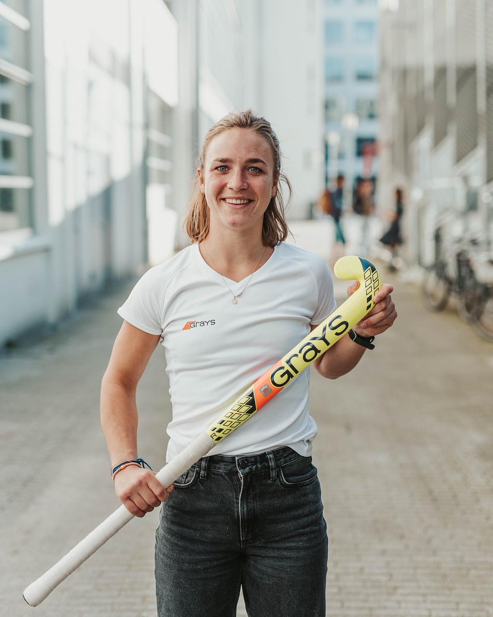 GraysHockey's tweet photo. Eindhoven - City of Champions. 

Back from a thrilling Euros triumph, we caught up with our gold medalist Lisa Post in her hometown 👊

Unmatched energy on and off the pitch 💥
 
#StickItToTheWorld #Grays #GraysHockey #GR9000 #Eindhoven #LisaPost https://t.co/KCIF0DTTvx