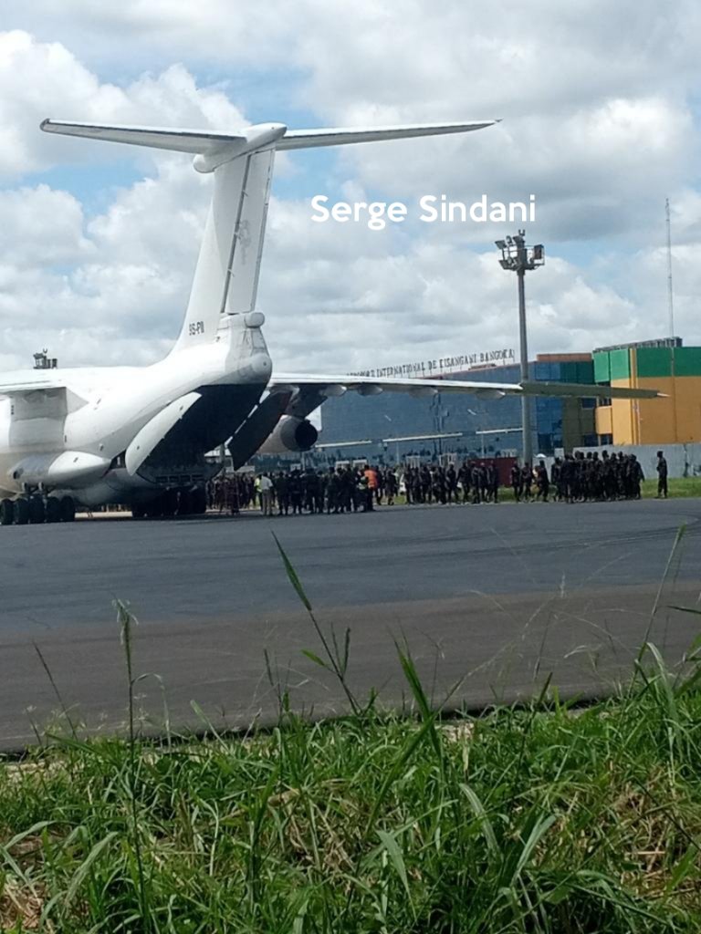 sergesindani01's tweet photo. 🔴#RDC #Flash Plus de 1.000 militaires #FARDC venus des centres de formation de #Kisangani (Camp Bahuma et Lukusa) sont visibles ce mardi à l'aéroport de Bangboka. Direction #Goma au Nord-Kivu, province théâtre de l'agression rwandaise camouflée par les #M23. 👇 https://t.co/OjMuvSM5MB