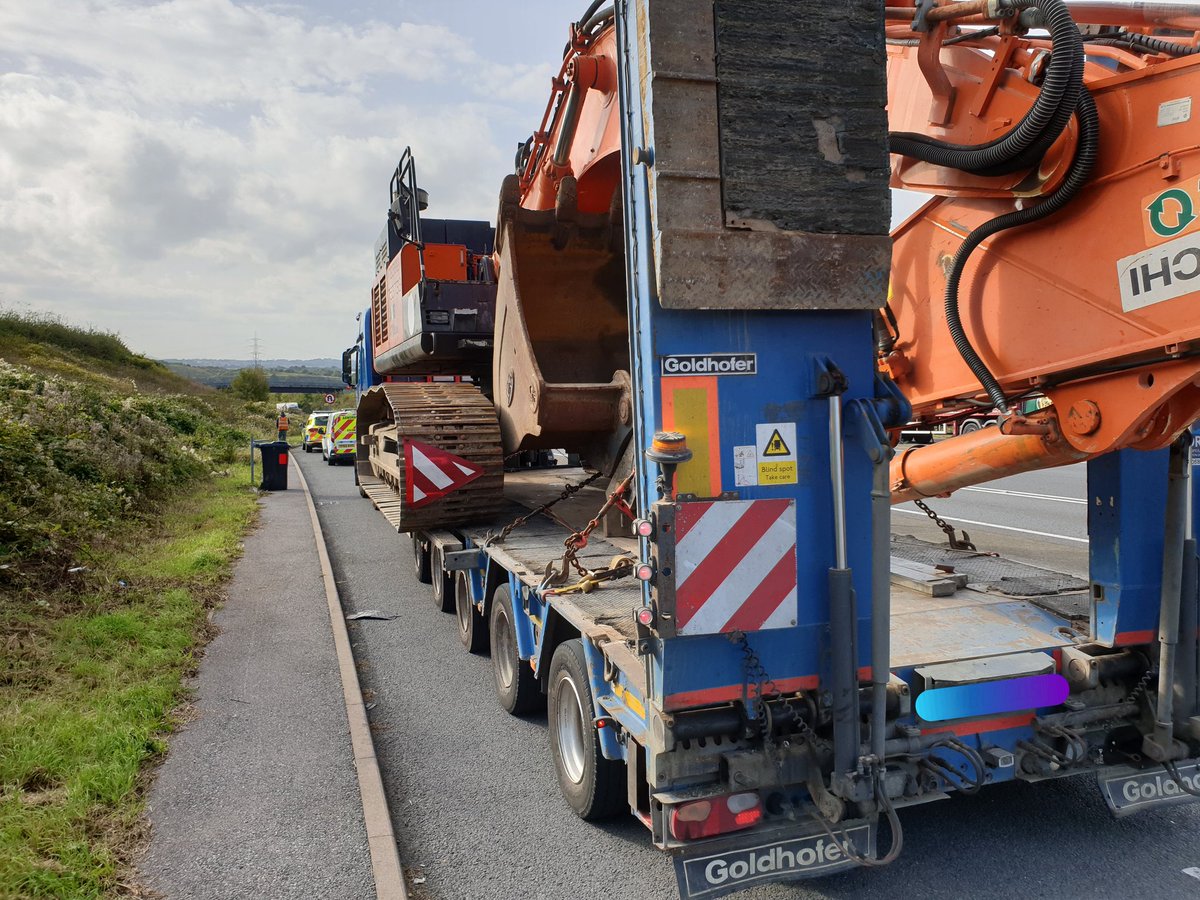 DorsetTraffic's tweet photo. Good afternoon!

Thank you for to #weymouthandportland residents for bearing with us this morning as we assisted moving this 98 ton excavator to a quarry on the last leg of its journey to its new home

#abnormalload https://t.co/O3lzJFOqez