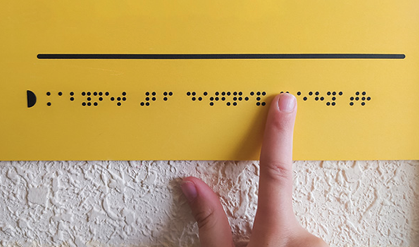 Señalética Braille como parte de una comunicación inclusiva | drestudio.es