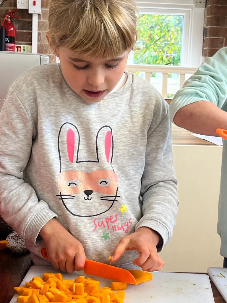 LadyLanePark's tweet image. Holiday Club made a delicious Autumn soup and bread rolls yesterday 🥕🥔🧅🥖 @Alpha_Schools @isaschools @Bingley_Hour @50TTDBradford #holidayclub #AutumnVibes #manyhandslightwork