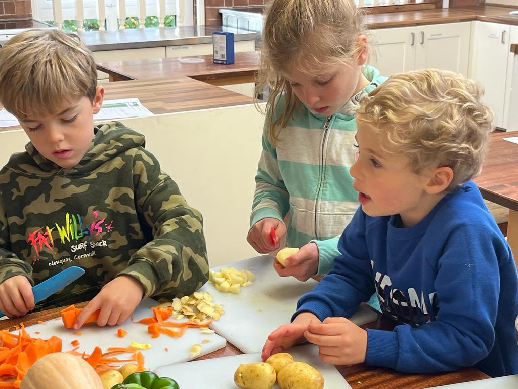 LadyLanePark's tweet image. Holiday Club made a delicious Autumn soup and bread rolls yesterday 🥕🥔🧅🥖 @Alpha_Schools @isaschools @Bingley_Hour @50TTDBradford #holidayclub #AutumnVibes #manyhandslightwork