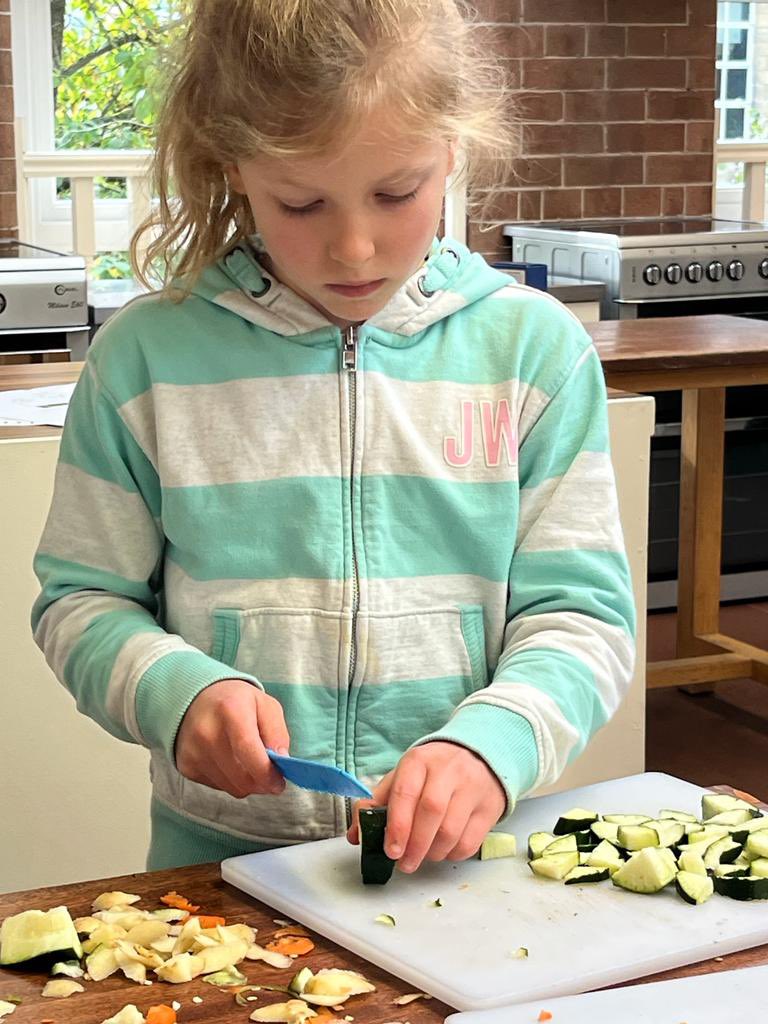 LadyLanePark's tweet image. Holiday Club made a delicious Autumn soup and bread rolls yesterday 🥕🥔🧅🥖 @Alpha_Schools @isaschools @Bingley_Hour @50TTDBradford #holidayclub #AutumnVibes #manyhandslightwork