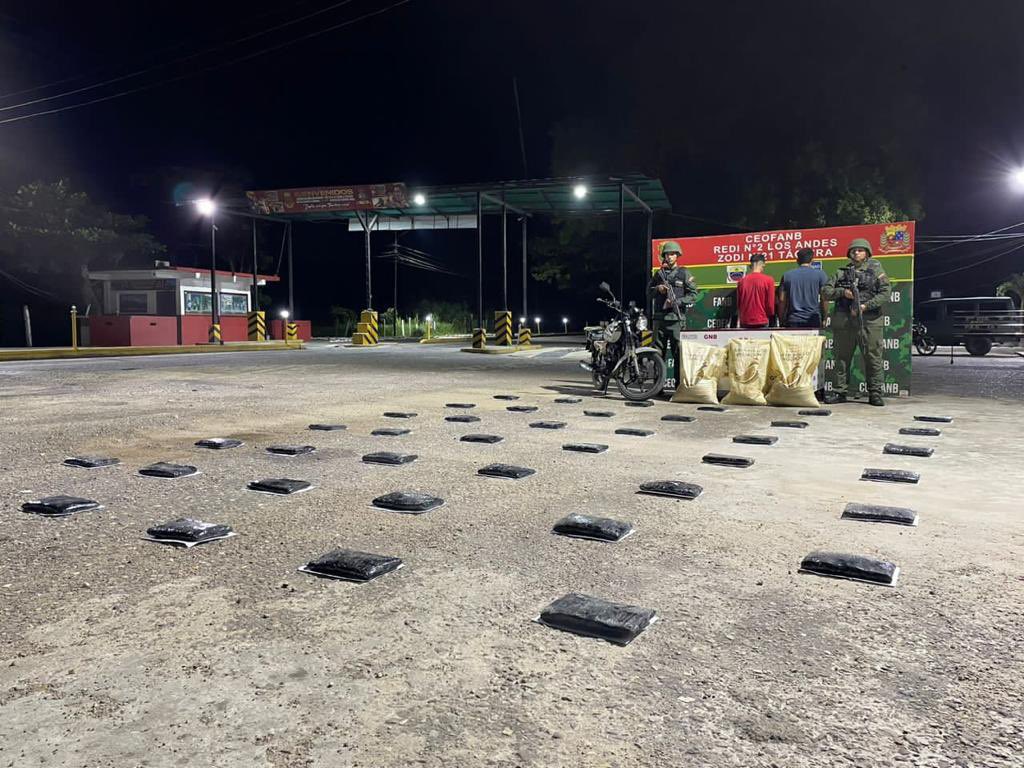dhernandezlarez's tweet photo. En el marco de la #OperacionCaciqueMurachi2023 efectivos de la #FANB, adscritos a la @zoditachirasc21 en el P.A.C "El Jordán", efectuaron la aprehensión de dos (02) ciudadanos identificados como Edwin Alfonso Sarmiento Zambrano C.I.V-29.907.817 y Jhosmer Efrén Pérez Agudelo, C.I.V- 30.965.497, a quienes se les incautó la cantidad de cuarenta (40) envoltorios tipo panela de marihuana, con un peso de veintiún kilogramos con quinientos gramos (21,500 Kg) los cuales eran transportados de forma oculta dentro de tres (03) sacos de alimento para pollo, en un vehículo tipo moto, color plata, placa AE4S30G, procedente de El Nula estado Apure con destino a El Piñal estado Táchira.

El Estado venezolano lucha a diario contra el tráfico ilegal de sustancias psicotrópicas y estupefacientes. Procedimiento a orden del Ministerio Público.

#IntegrarEsVencer