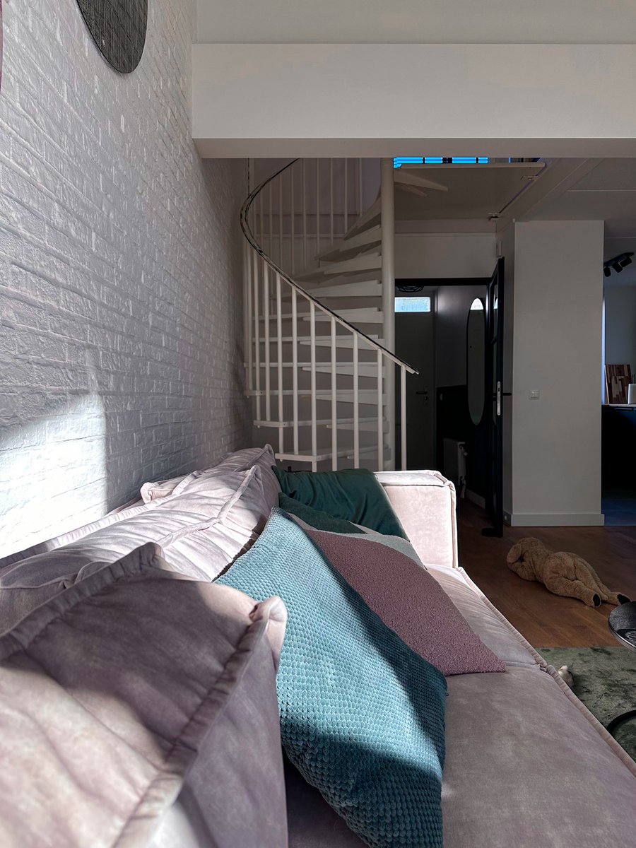 Ik hou van het lichtinval in mijn nieuwe huis ❤️ (ja de trap moet nog geschilderd worden, die wordt matzwart)