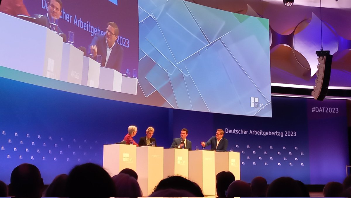 Spannende Diskussion zur #Einwanderung. Bundesminister Hubertus Heil weist zurecht darauf hin, dass wir in 🇩🇪 eine sehr emotionale Diskussion zur #Migration haben. Deshalb muss die #Anerkennung qualifizierter Menschen endlich schneller werden, damit sie in Arbeit kommen. #DAT2023