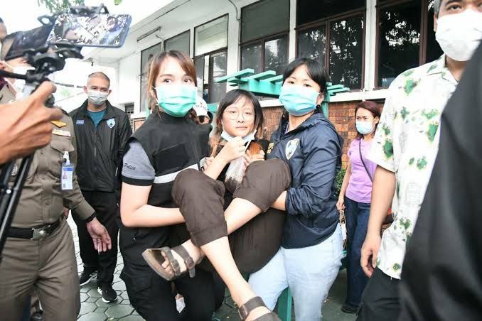 ดูเหมือนว่าหลายคนจะจำ "เบนจา" ไม่ได้ เพราะหลังๆ มา ไม่ค่อยจะมีนักการเมืองมาให้แสงเท่าไรเนอะ

ถ้าเจ๊จุกบอกว่า เธอคือ บุคคลในภาพวาดฝีมือของพ่อธานอน ที่เอาไปประมูลได้ถึง 3 ล้านกว่าบาท แถมพ่อฟ้ายังทำนายอนาคตไว้ว่าจะได้เป็นนักบินอวกาศ น่าจะจำกันได้แล้วใช่ไหมคะ 🤣

#มันต้องจบที่เรือนจำ