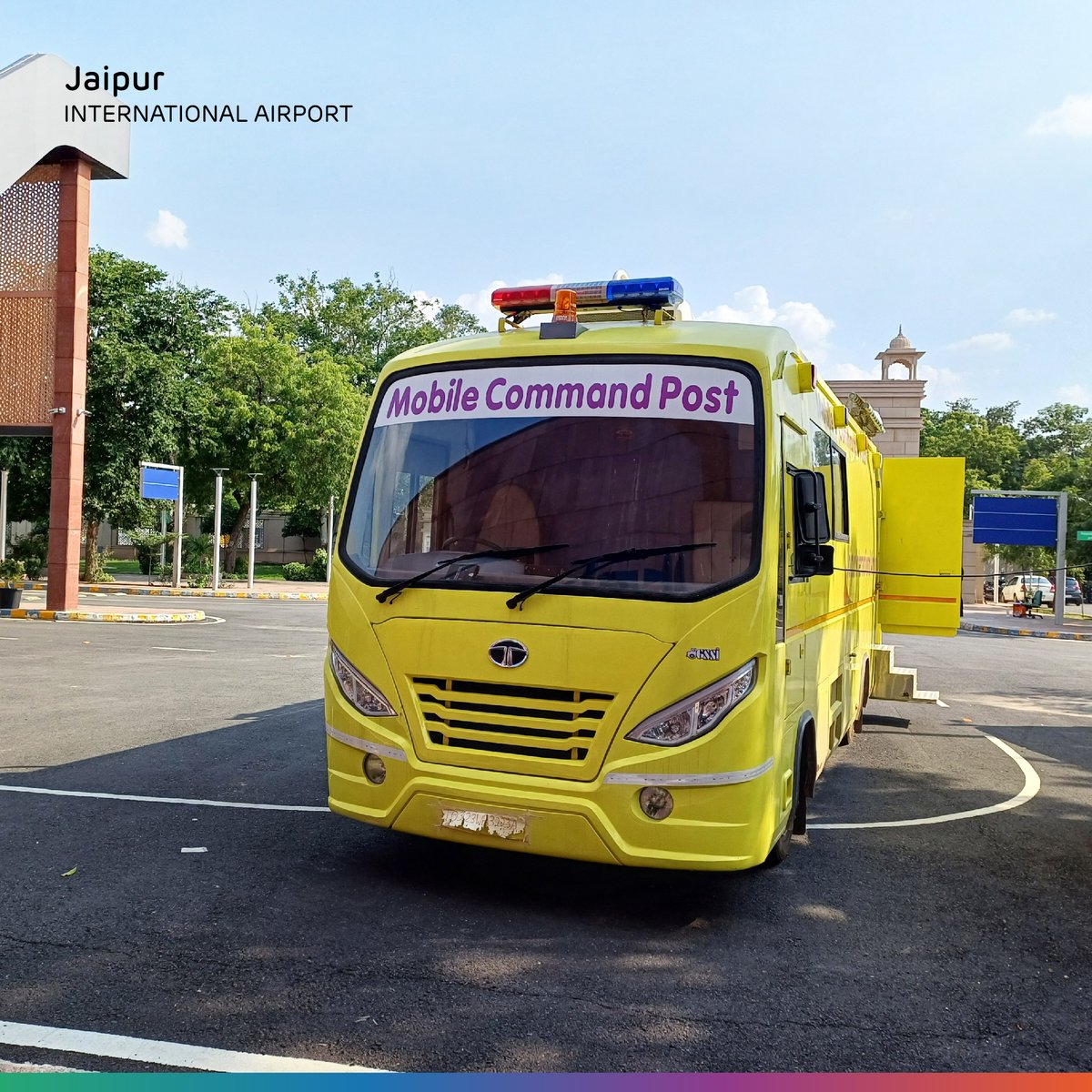 Jaipur_Airport's tweet image. Prioritizing passenger safety and security, #JaipurAirport has deployed a cutting-edge vehicle, the Mobile Command Post. This vehicle is fully equipped to handle any emergency situation and is stationed at the airside area.

#GatewayToGoodness #MobileCommandPost #PassengerFirst
