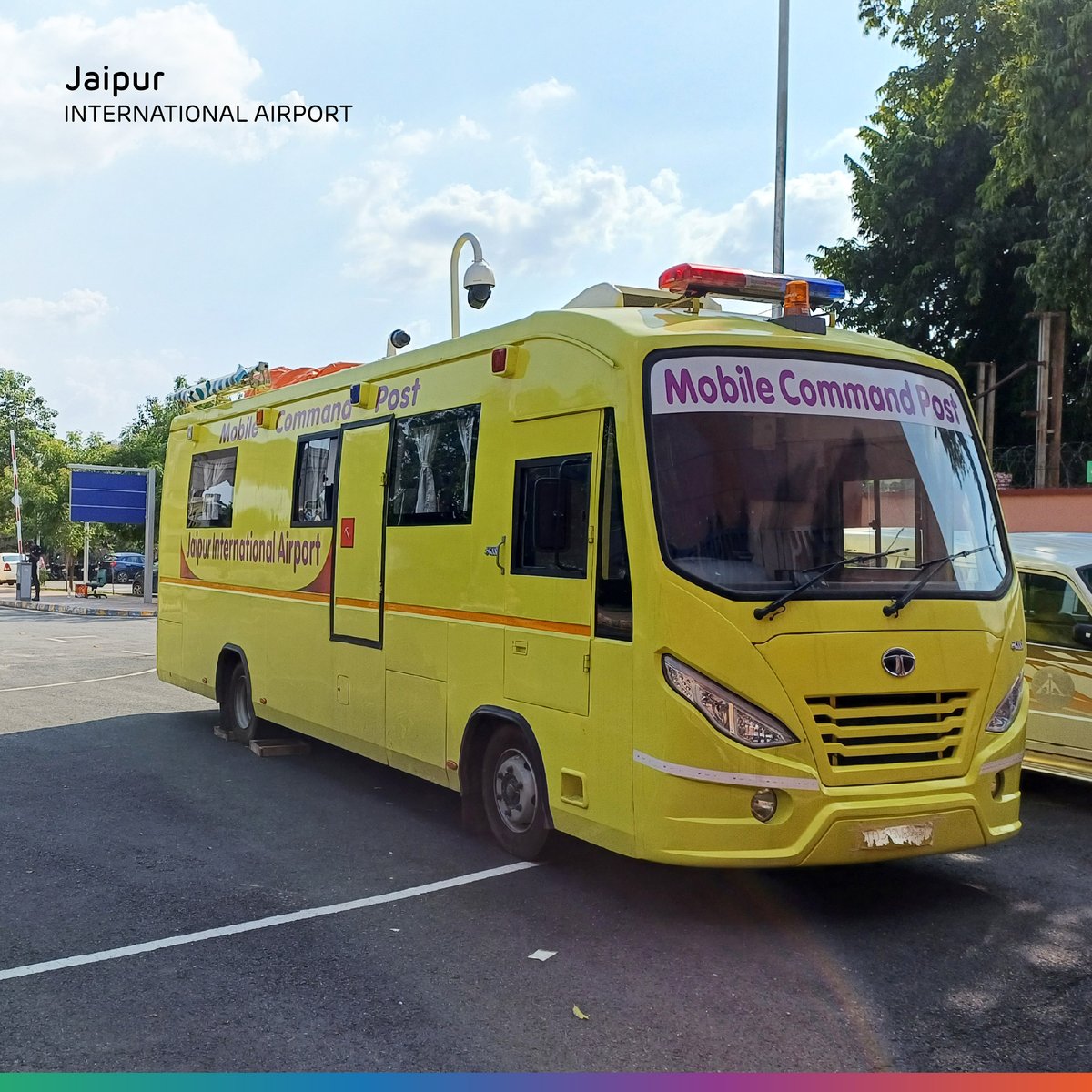 Jaipur_Airport's tweet image. Prioritizing passenger safety and security, #JaipurAirport has deployed a cutting-edge vehicle, the Mobile Command Post. This vehicle is fully equipped to handle any emergency situation and is stationed at the airside area.

#GatewayToGoodness #MobileCommandPost #PassengerFirst