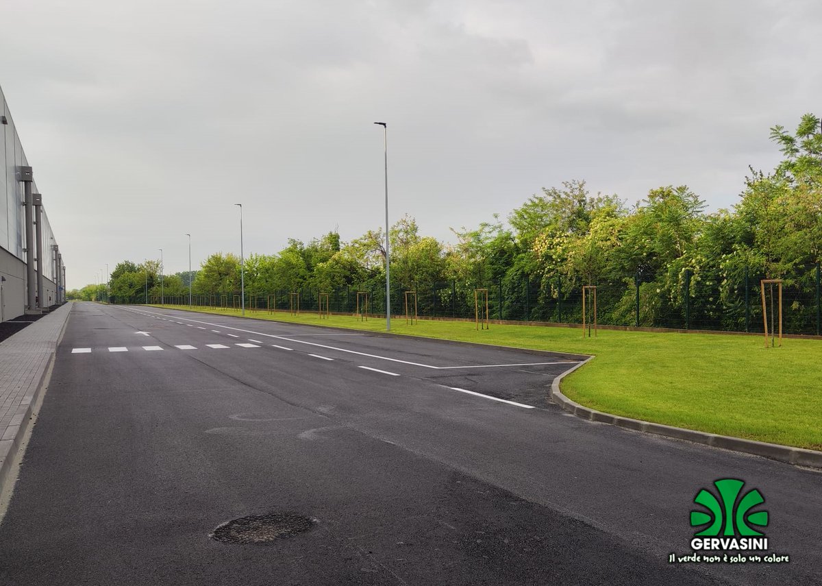 Realizzazione opere a verde Polo Logistico in Calvenzano (BG), fornitura e posa nr. 120 alberature crf. 12-14 cm.  e nr. 455 arbusti vaso Ø 18 , realizzazione impianto di irrigazione, semina m² 11.400 di tappeto erboso, idrosemina m² 2.200.