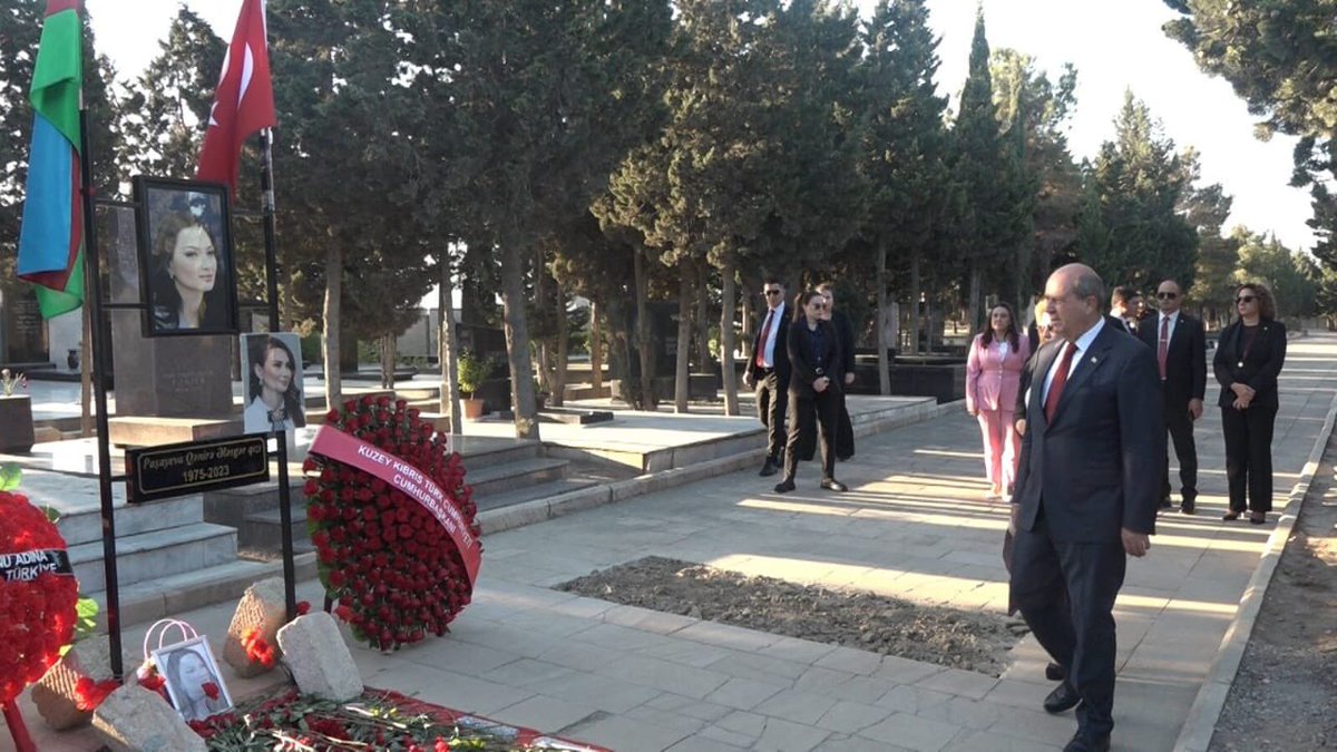 sakina_babaeva's tweet photo. Bakıda səfərdə olan Şimali Kipr Türk Cümhuriyyətinin prezidenti Ersin Tatar və xanımı mərhum millət vəkili Q .Paşayevanın  qəbrini ziyarət etmişdir.
@aqsia_aweda  #AQSİA #Kipr @cnnturk https://t.co/N9L1JiNPqL