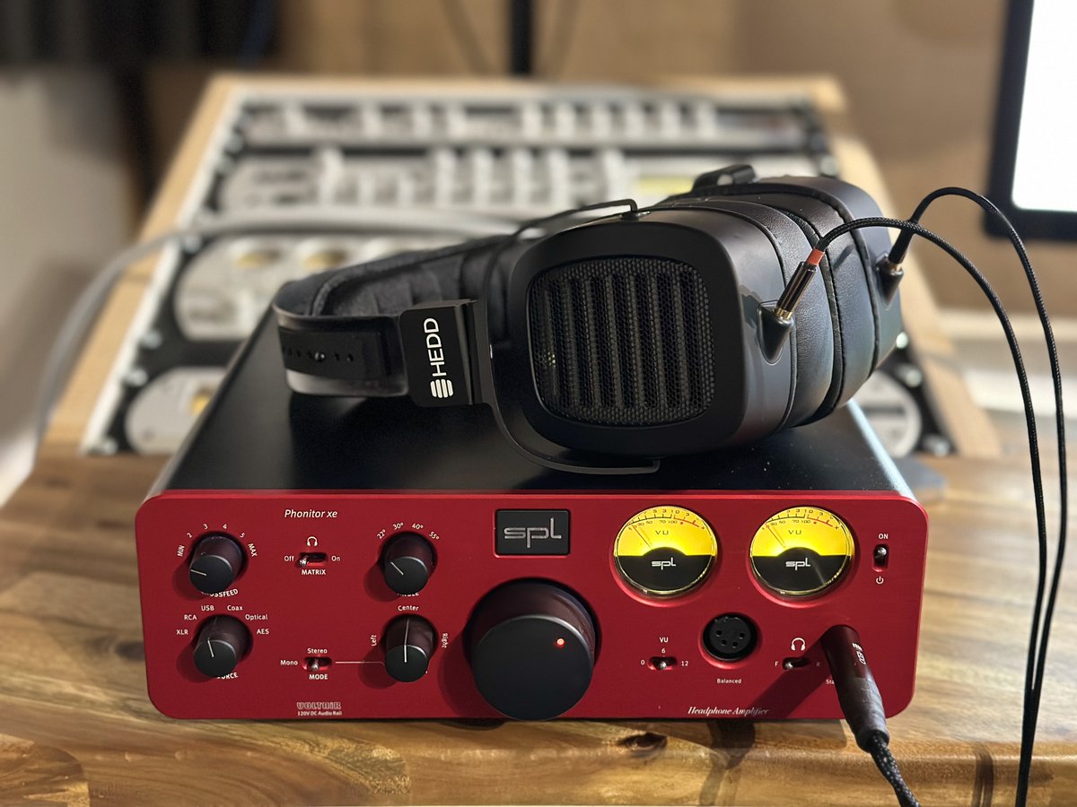 BertrandAllaume's tweet photo. Le nouveau casque HEDDphone Two est arrivé au studio pour les tests et les démos.
Il sera en écoute ce week-end au @ParisAVshow sur le stand de @qobuz (Hall principal, emplacement H8), accompagné par l'excellentissime SPL Phonitor xe, son meilleur allié.
#heddphone #phonitor https://t.co/ECCAQPODAH