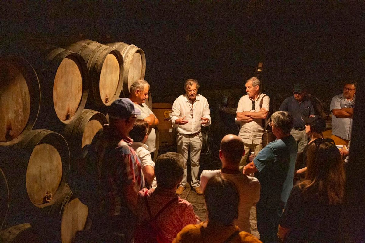 ClimatsUNESCO's tweet photo. Un #fascinantweekend au cœur de la Route des Grands Crus et des Climats du vignoble de Bourgogne, ça vous tente ?
👉 Du 19 au 22 octobre, profitez d'expériences inédites concoctées par les vignerons et professionnels de l’Oenotourisme du label Vignobles & Découvertes ! 🍇😋 https://t.co/8gKsWF6Oca