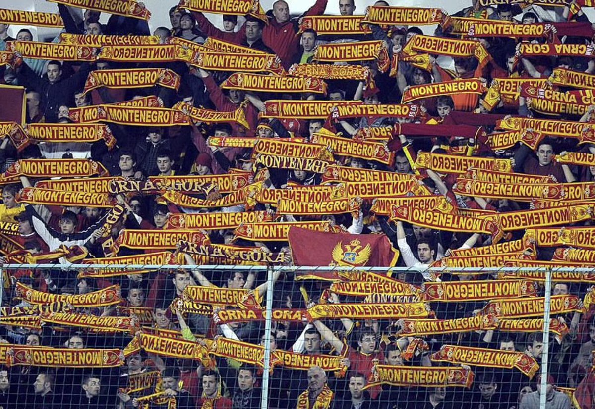 Volio bih zbog svih nas koji navijamo i volimo Crnu Goru, zbog igraca, a ponajvise zbog njega. Od prvog trenutka kad je zaigrao za reprezentaciju, uvijek je bio primjer kako treba da se igra, odnosi i ponasa sportista kad je u dres sa nacionalnim grbom. 
Ajmo Crna Goroooo❤️🇲🇪