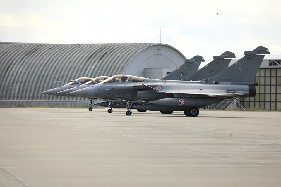 .@Armee_de_lair 🇫🇷 deploy 3 Rafales to 86th Air Base, Fetesti 🇷🇴 ready to conduct joint training missions with @MApNRomania 🇷🇴 F-16s Joint training missions increase the forces' rapid reaction capability & enhance interoperability between the two #NATO Allies #StrongerTogether