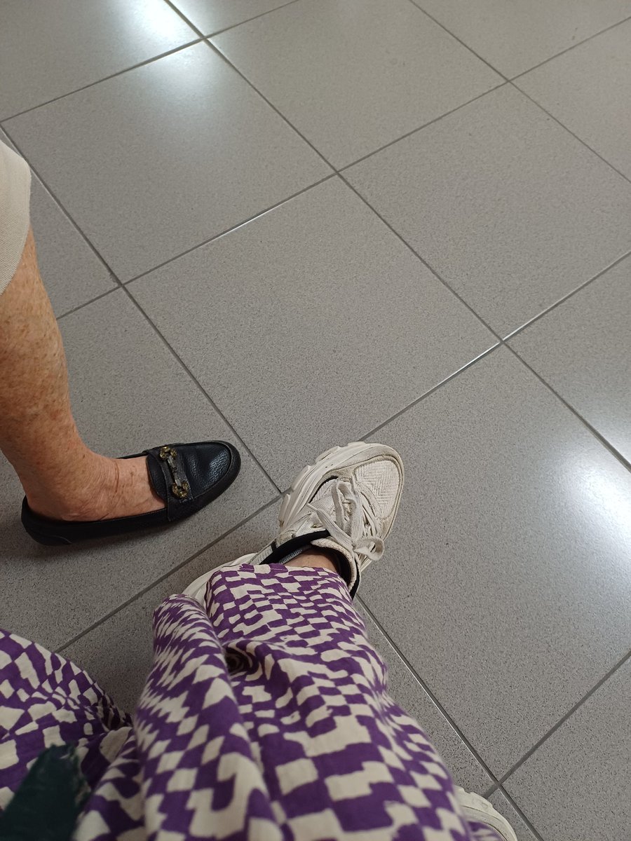 Con_Sex's tweet photo. Estoy en la consulta del médico para acompañar a mi madre mientras bloqueo a todos "los pajeros" por la foto subida ayer. Ya la llevaron a medir la tensión jajajjaja #ALosBuenosDias ☕️ #SiMeQuereisIrse😂 https://t.co/1U5AHCuSkb