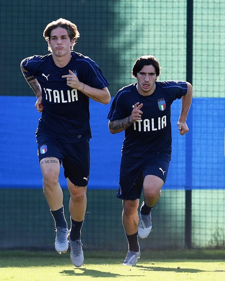 nufcupd's tweet photo. Sky Italy:

Nicolo Zaniolo and Sandro Tonali are likely to not have been involved in sporting fraud.

Other sources say betting scandal focuses on more than 40 PLAYERS after Sandro Tonali and Nicolo Zaniolo were among the first names released to the public. https://t.co/uw2Ta15YgU