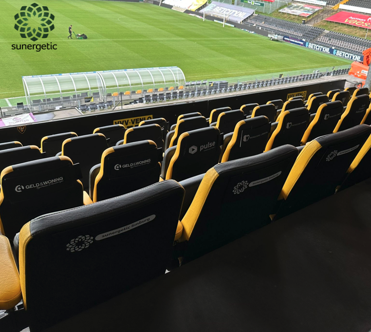 <a href="/Sunergetic_NL/">Sunergetic.nl</a> #Limburg sponsort <a href="/VVVVenlo/">VVV-Venlo</a> en heeft sinds kort enkele stoelen met het "#Sunergetic #Limburg" logo geborduurd! Wil jij ook #zonnepanelen? Onze #solar #installatie teams staan voor je klaar in heel #Nederland, maar niet op zondag, want dan zitten ze op deze stoelen