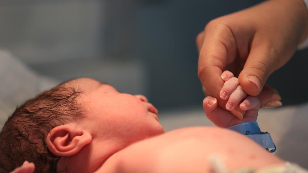 izmirgibiyiz's tweet photo. Bayraklı Şehir Hastanesinde, 3 kilo 400 gram olarak dünyaya gelen Hamza bebek, hastanede doğan ilk bebek oldu.