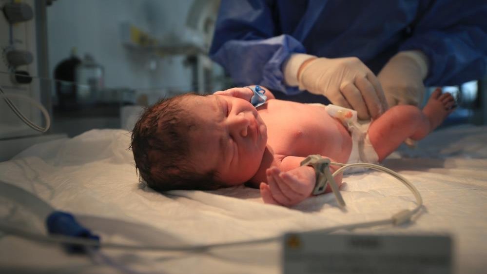 izmirgibiyiz's tweet photo. Bayraklı Şehir Hastanesinde, 3 kilo 400 gram olarak dünyaya gelen Hamza bebek, hastanede doğan ilk bebek oldu.