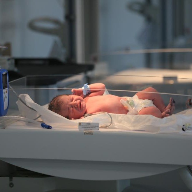 izmirgibiyiz's tweet photo. Bayraklı Şehir Hastanesinde, 3 kilo 400 gram olarak dünyaya gelen Hamza bebek, hastanede doğan ilk bebek oldu.