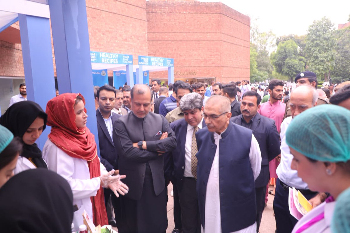 PFAHQOfficial's tweet photo. پنجاب فوڈ اتھارٹی کے زیر اہتمام ورلڈ فوڈ ڈے کے موقع پرسیمینار کا انعقاد !
اس موقع پر سینیئر صحافی و تجزیہ کار مجیب الرحمٰن شامی، کمشنر لاہور ڈویژن محمد علی رندھاوا، ڈین فوڈ سائینسز ڈاکٹر شناور وسیم، 
1/2

#PFA #WorldFoodDay2023 #foodsafety #awareness 
@CS_Punjab https://t.co/D8vMH5HEwD