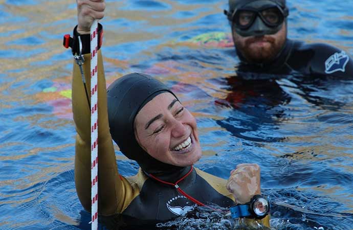 Milli sporcu Şahika Ercümen, Cumhuriyet'in 100. yılı için 106 metreye dalarak dünya rekoru kırdı.