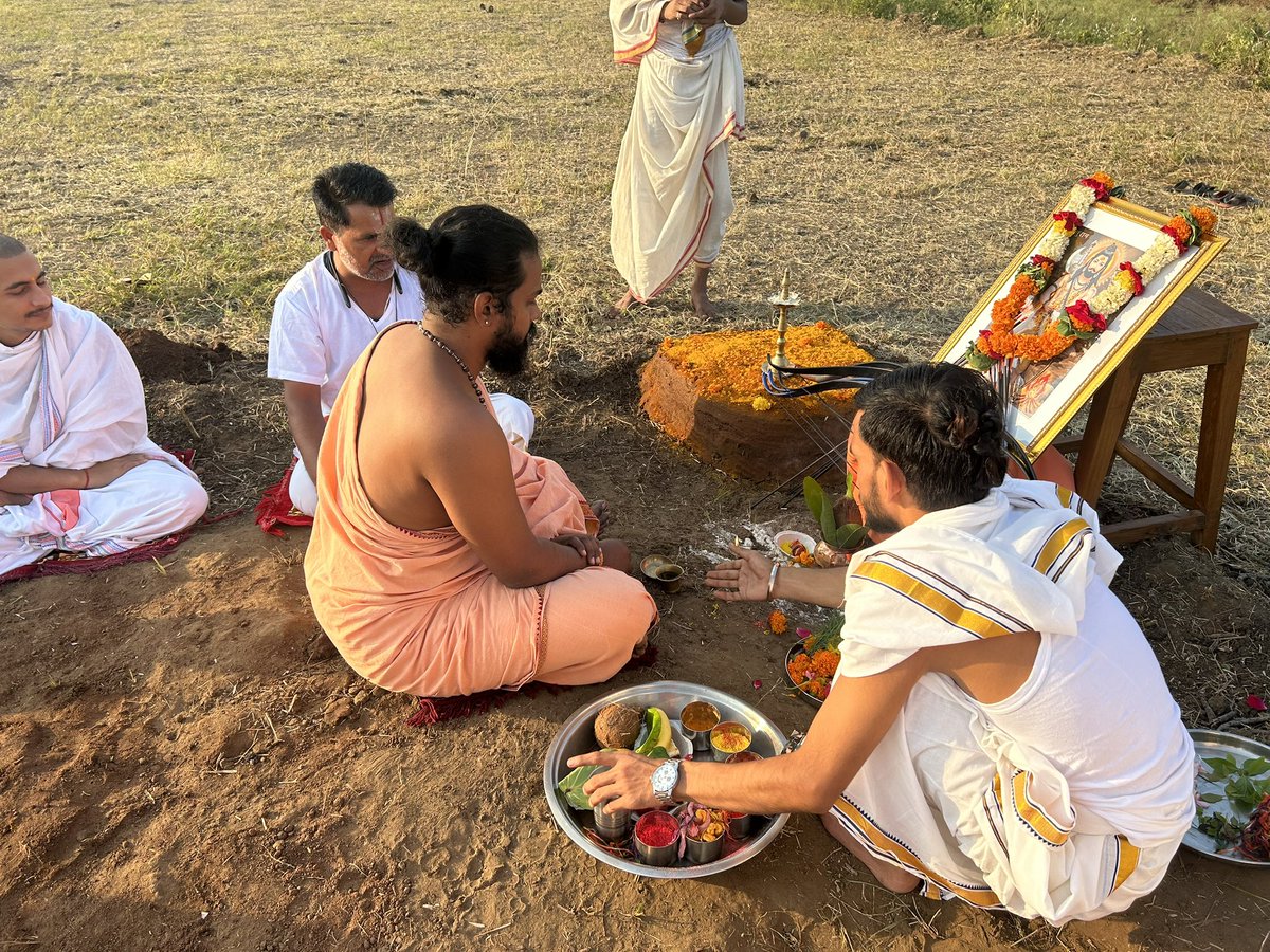 IDhanurveda's tweet photo. Dhanurvidya was initiated under the esteemed guidance of Guruji @vibhakarudaytiwari , commencing with Vedic pujas and havan ceremonies at the Vedik Vidyapeetham in Cheepaner district, Chichot, Madhya Pradesh."

#Isodhan #Dhanurveda #AncientWisdom #CulturalHeritage #dhanurvidya https://t.co/llzz42AEcK