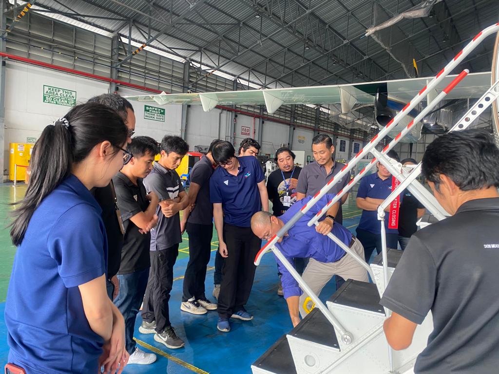 dviation_group's tweet photo. Sawasdee khap, Thailand! Thank you for having our instructor, Mr Leong Kok Wai, for your ATR 42-600/72-600 (PW120) Differences course!

#aviation #atr #aircraft #aircraftspotter #aviationlover #thailand https://t.co/sSR7EVLIV2