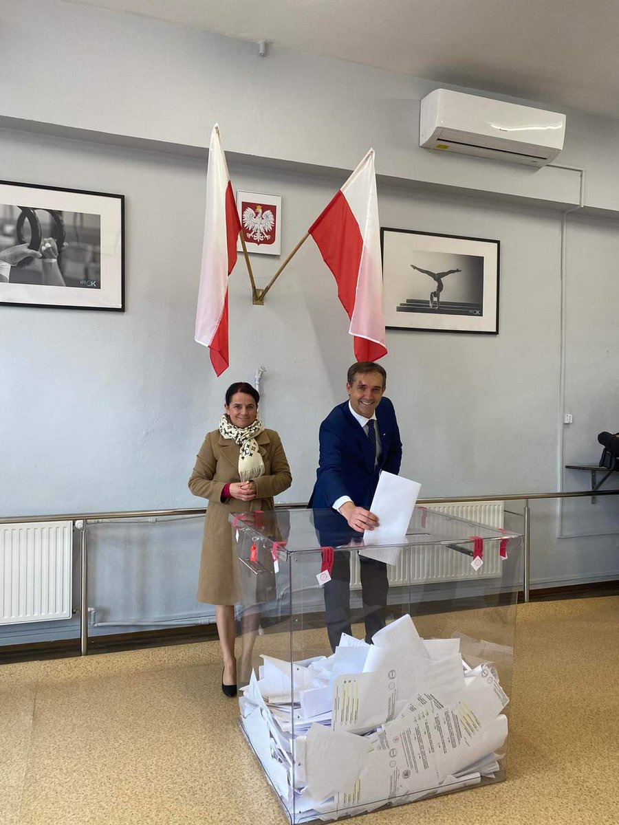 RoguskiRobert's tweet photo. Drodzy Państwo,

bardzo dziękuję za wszystkie głosy poparcia w kampanii do Senatu RP. Otrzymując od Państwa ponad 22 tysiące głosów jako kandydat niezależny, mam poczucie dobrze wypełnionego obowiązku i jestem jeszcze bardziej zmotywowany. 

Dziękuję za wszystkie spotkania i rozmowy podczas kampanii. Dziękuję również swojemu zespołowi, który towarzyszył mi każdego dnia. Kontynuujemy pracę dla naszego regionu. Znakomita frekwencja w wyborach dodaje skrzydeł i pozwala z nadzieją patrzeć w przyszłość. 

Składam też serdecznie gratulacje Pani Senator Jolancie Hibner, który uzyskała reelekcję.  

Serdecznie Państwa pozdrawiam i raz jeszcze dziękuję za ogromne wsparcie!
Robert Roguski