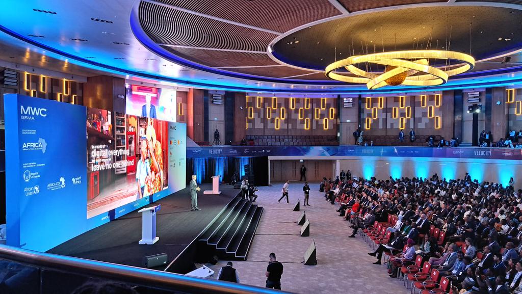 MariaSenVa's tweet photo. How many have used a mobile 📱 this morning to contact family, check news, send emails - many hands up! 🙋🏿‍♀️🙋🏻‍♂️ We are living in the most important industrial revolution - @GSMA @MatsGranryd opens #MWC23 Kigali #Afrika https://t.co/59vNwO1q7w