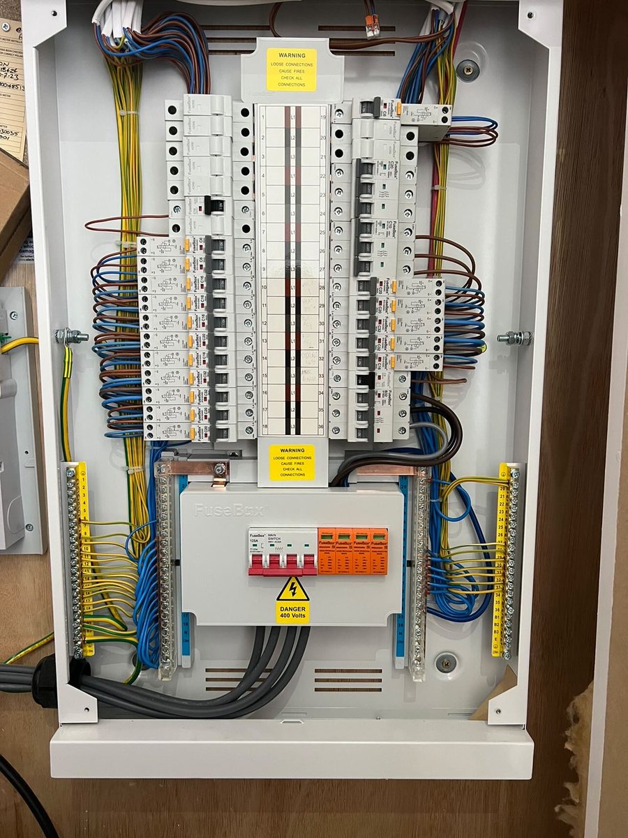 TPN Tuesday ⚡️ 
.
Thank you @c.t.electrical 🙌
.
#tpn #threephase #FuseBox #FuseBoxfitter #FuseBoxlife #MakingElectriciansSmile #consumerunit #sparkys #sparkylife #sparkynation #sparkylife⚡️ #electriciansofinstagram #electricalcontractor